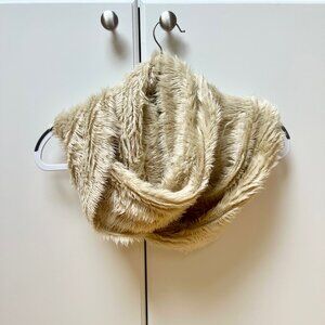 EUC Veond Off-White Cream Soft Faux Fur Infinity Scarf